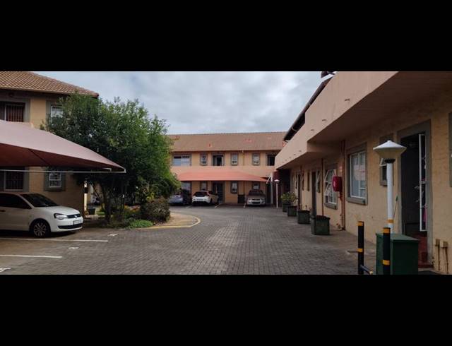 2 BEDROOM TOWNHOUSE FOR SALE IN SINOVILLE